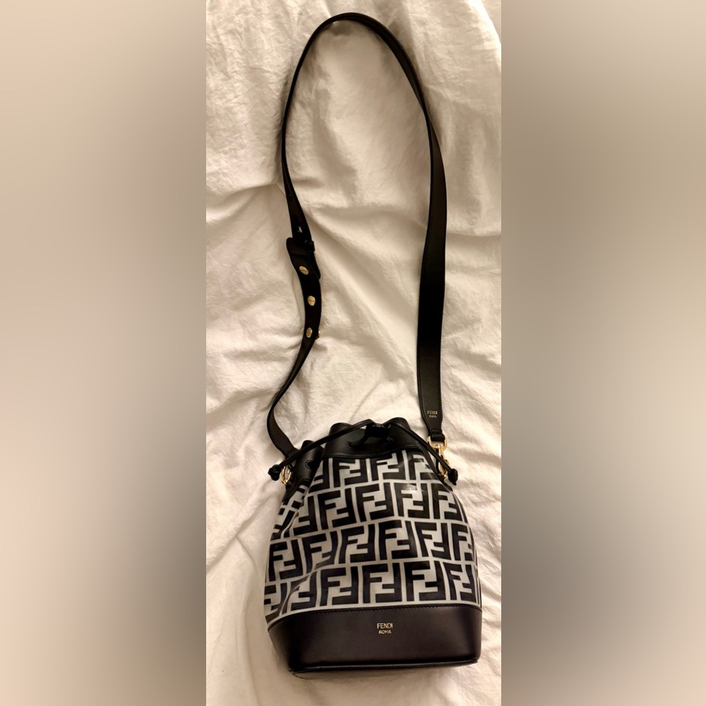 👑✅PRICE FIRM✅ AUTHENTIC FENDI Black Leather Crossbody Strap - Picture 17 of 17